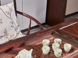 實木與紅木家具深度對比：為何紅木更值得長期投資？